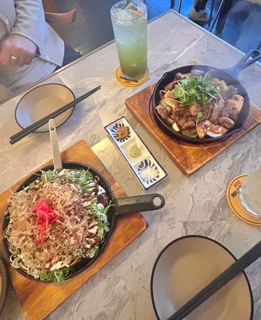 오코노미야끼와 철판요리가 적힌 메뉴판