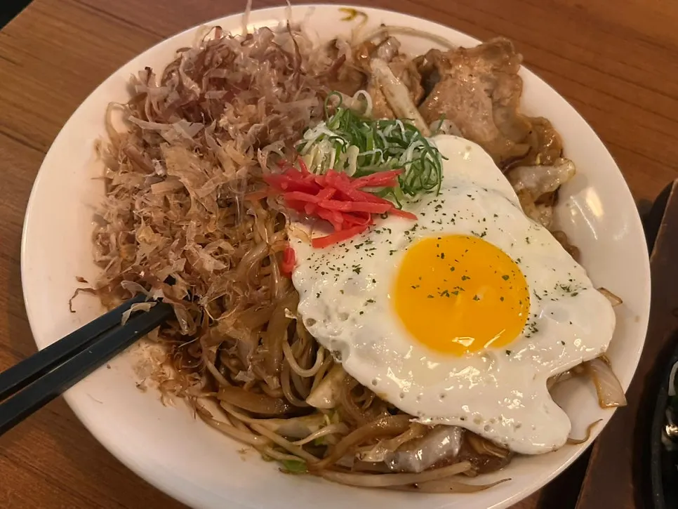 철판에 구운 야끼소바 면과 숙주