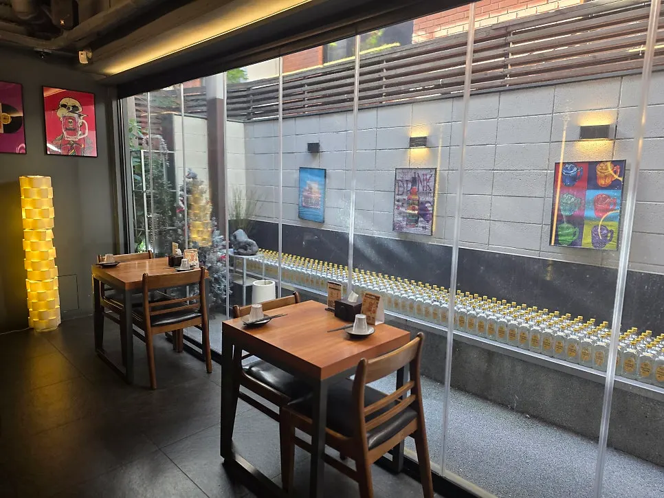 Long row of dachi counter seating