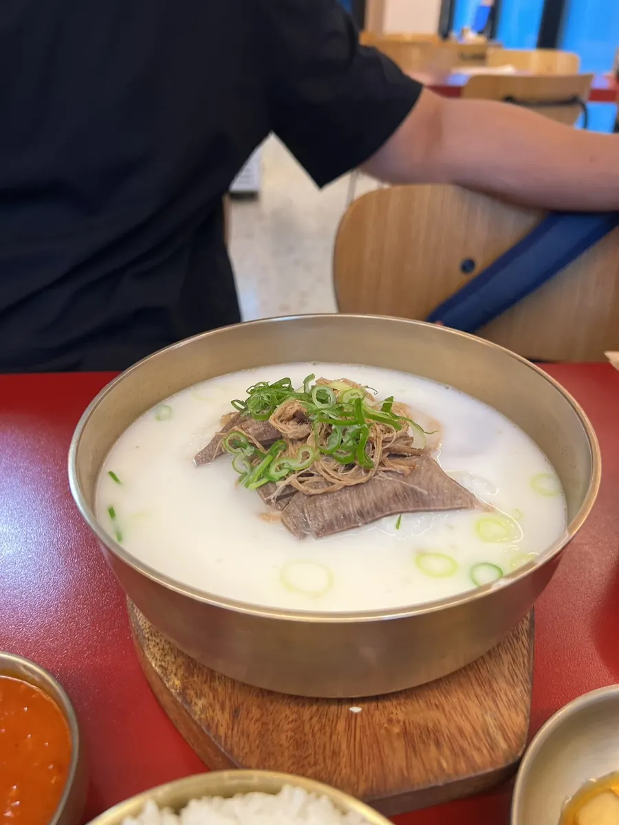 Milky sagolbap topped with meat