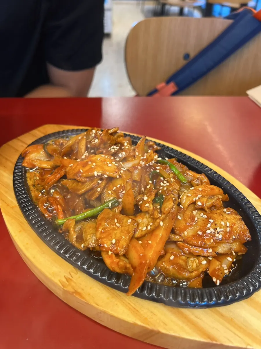 Side-dish pork stir-fry served on a hot plate
