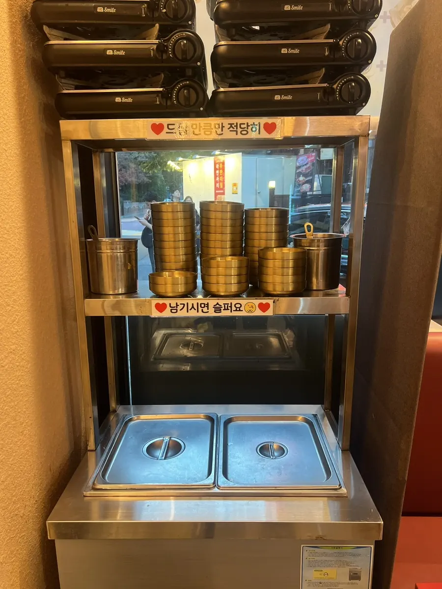Self-serve bar for refilling side dishes