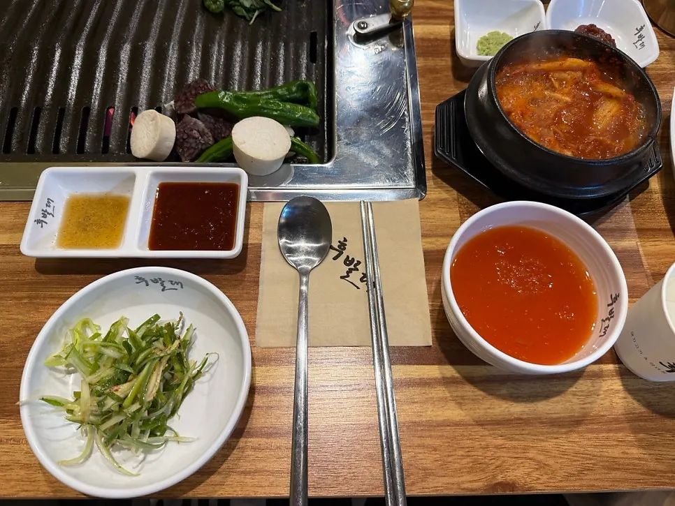 Shredded scallions, mountain garlic leaf, kimchi jjaglagi and other wrap ingredients