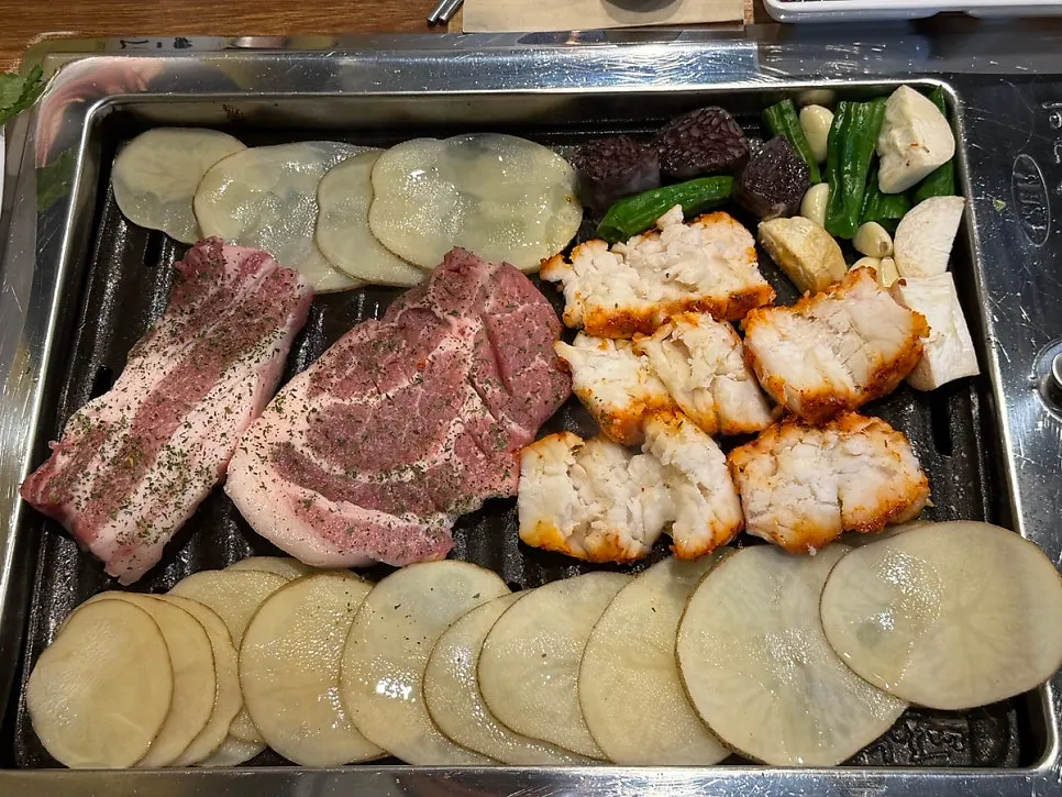 Potatoes, mushrooms, sundae, garlic and chili peppers on the grill