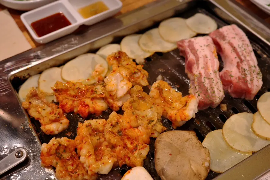 Daechang being cut with scissors while grilling