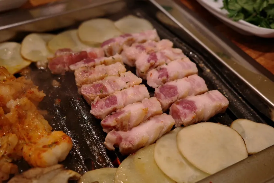Well-grilled aged fresh pork belly