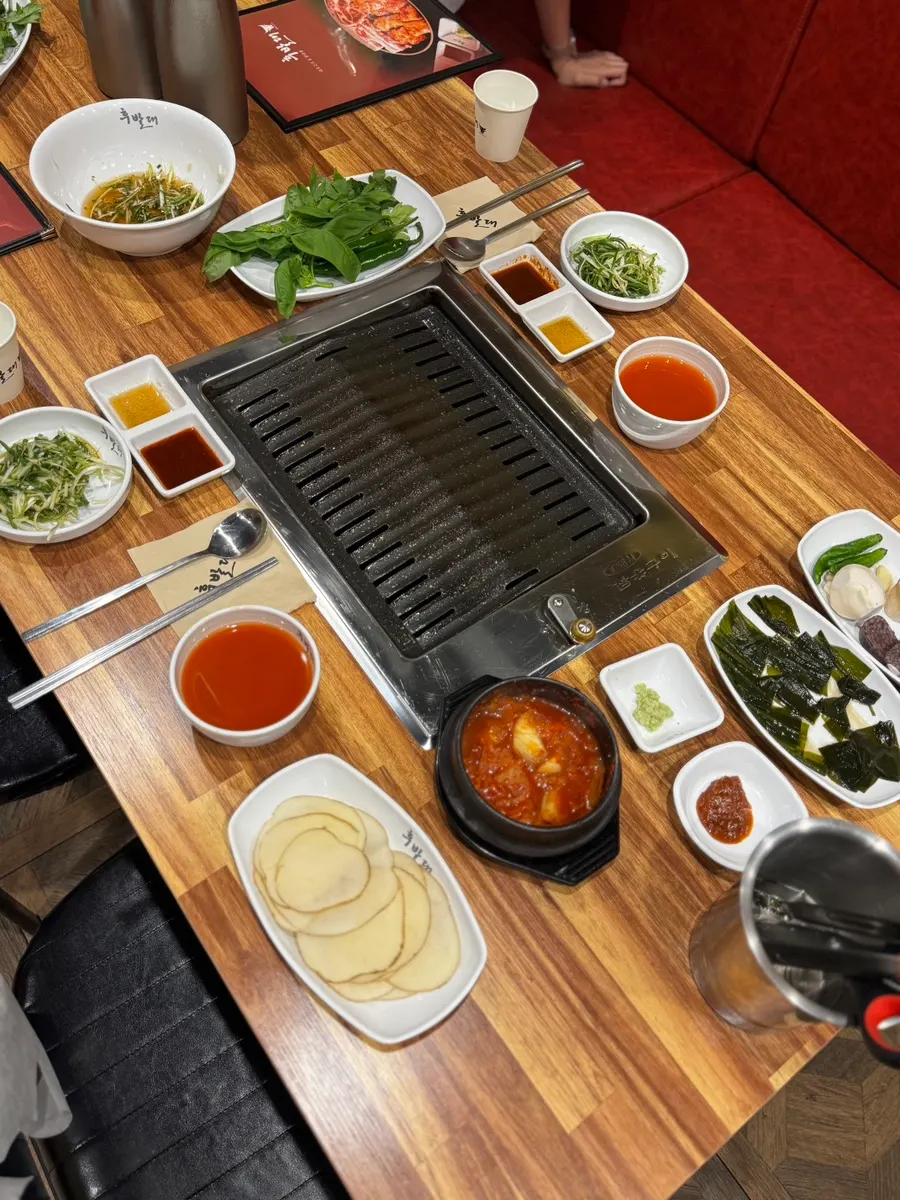 예약석에 미리 세팅된 후발대 테이블