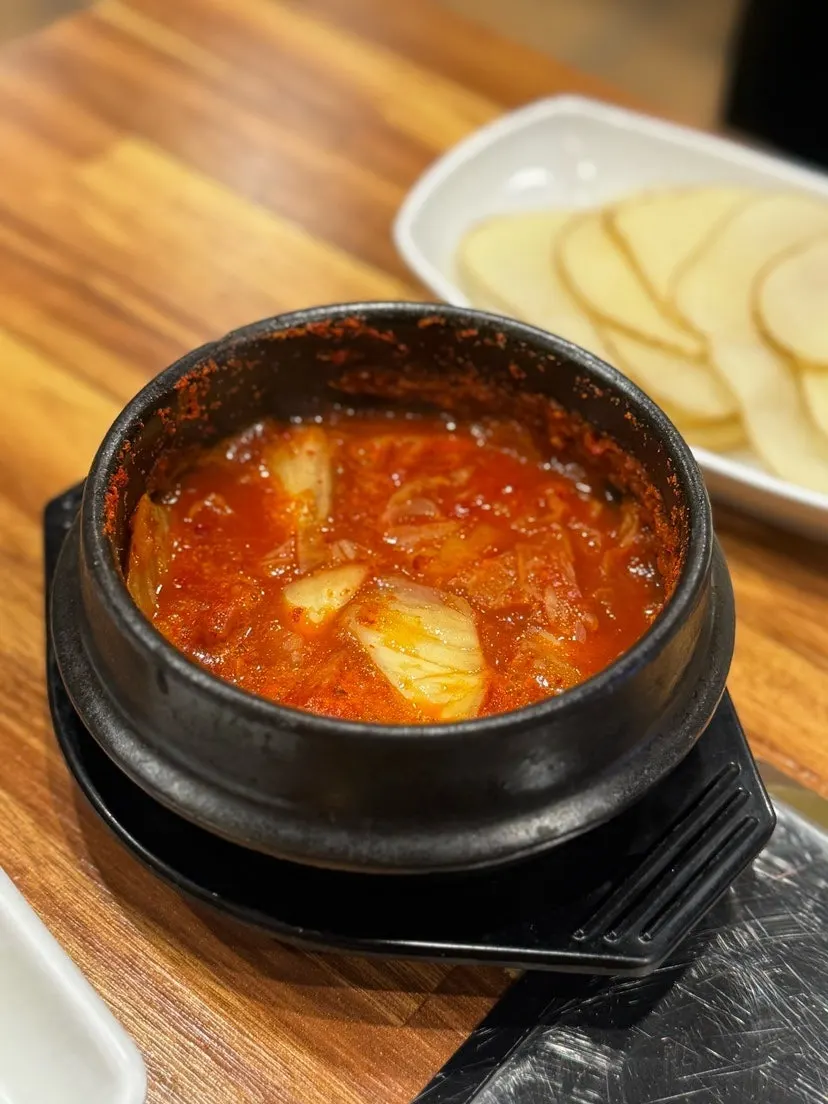 허니감자슬라이스와 명이나물 등 기본 상차림