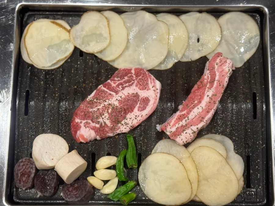 후발대 불판 위 곁들이 구이 가로 사진