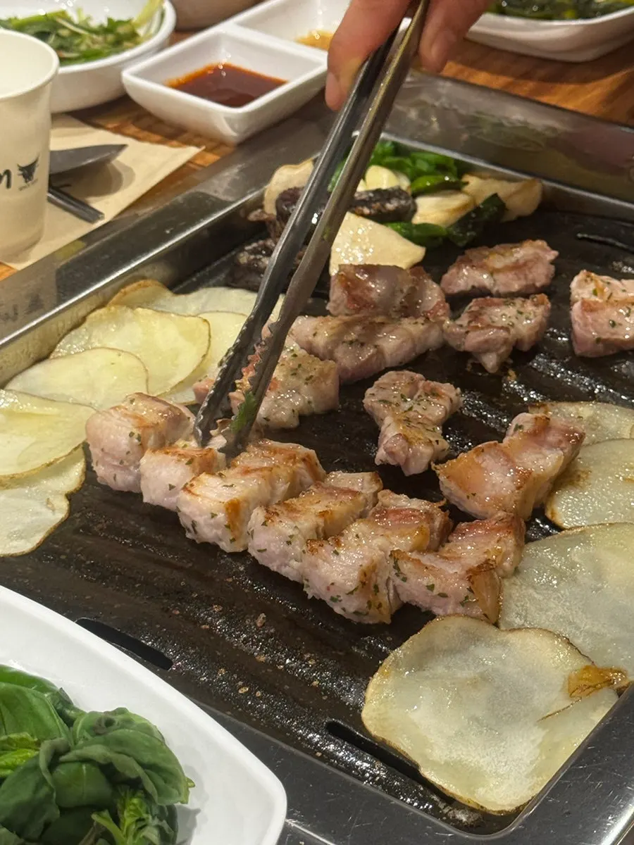 불판에서 구워지는 삼겹살과 목살