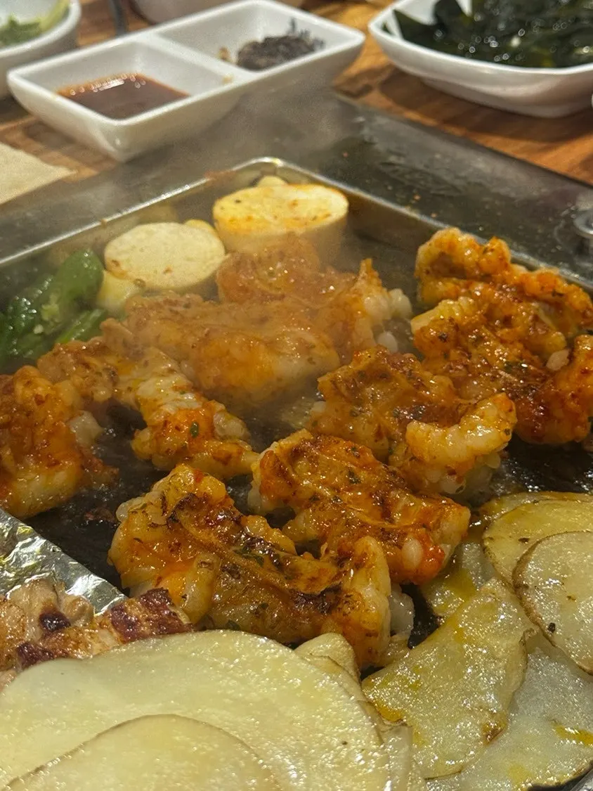 추가 주문한 목살과 두툼한 한우대창