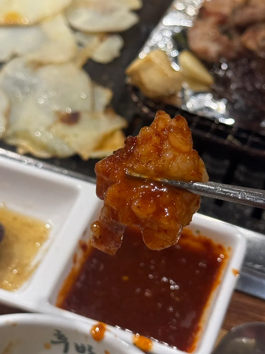 부추를 올려 구운 한우대창