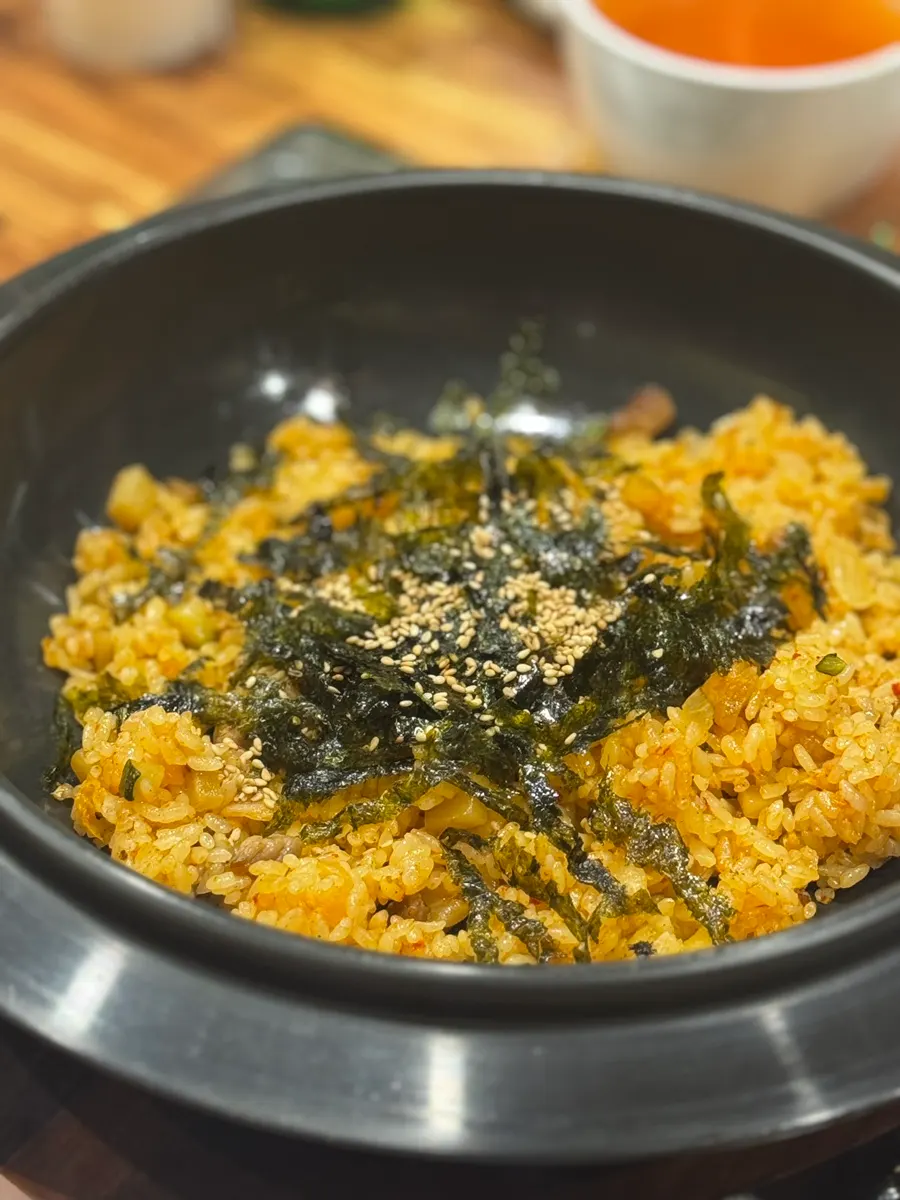 빨간 소스에 찍은 대창 한 점