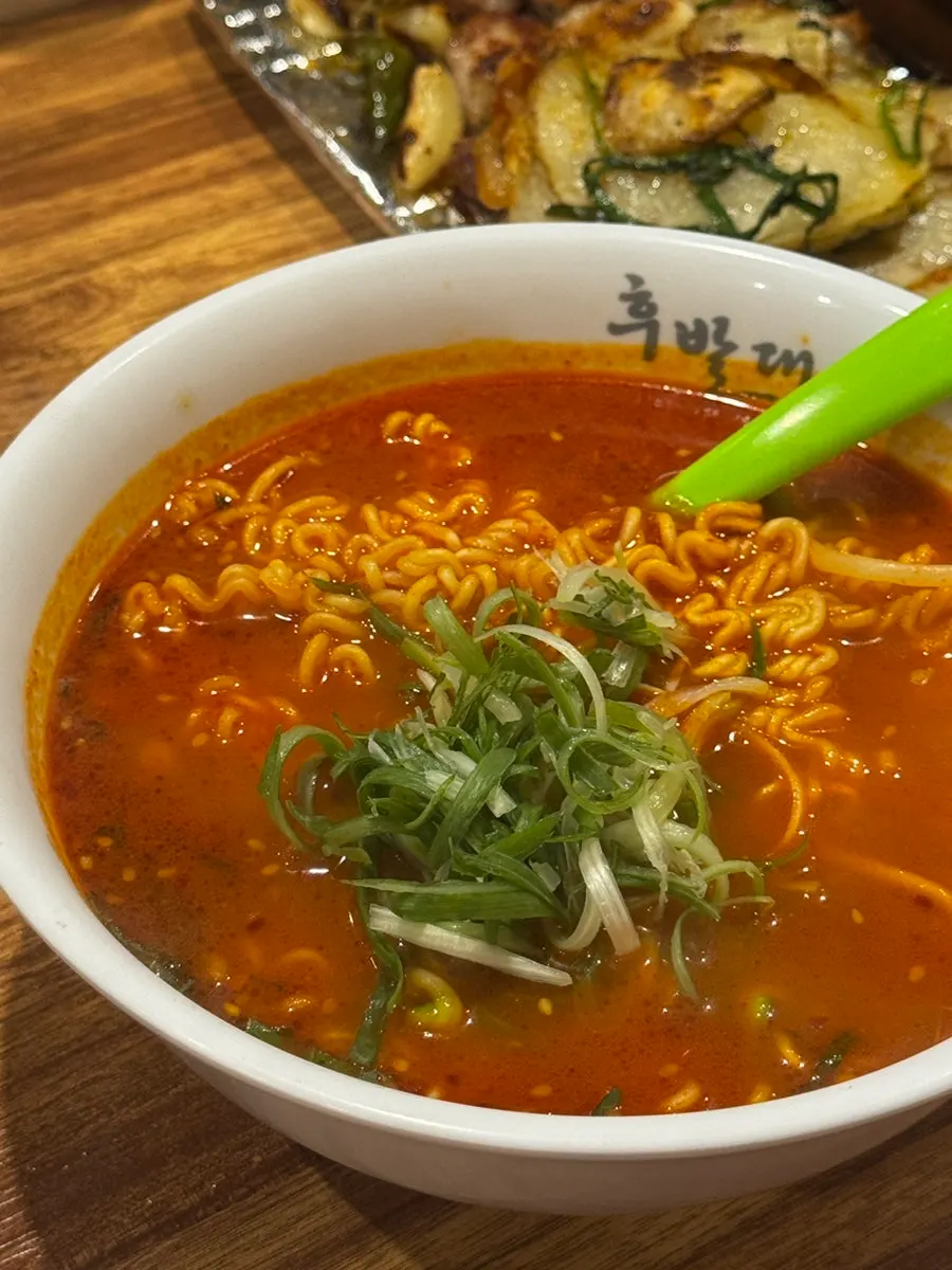 김가루와 깨를 뿌린 후발대 볶음밥