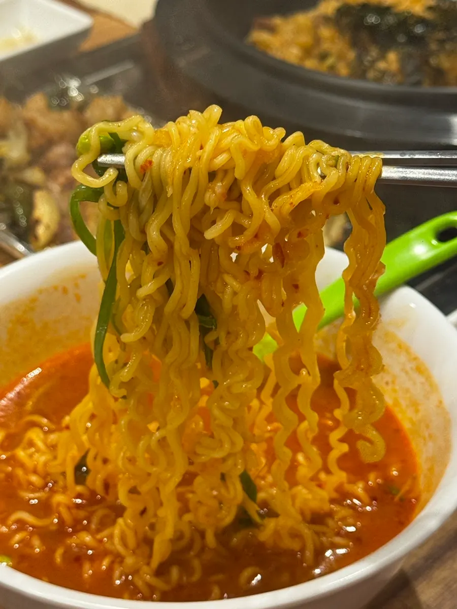 고기 올려 먹는 볶음밥 한 숟갈