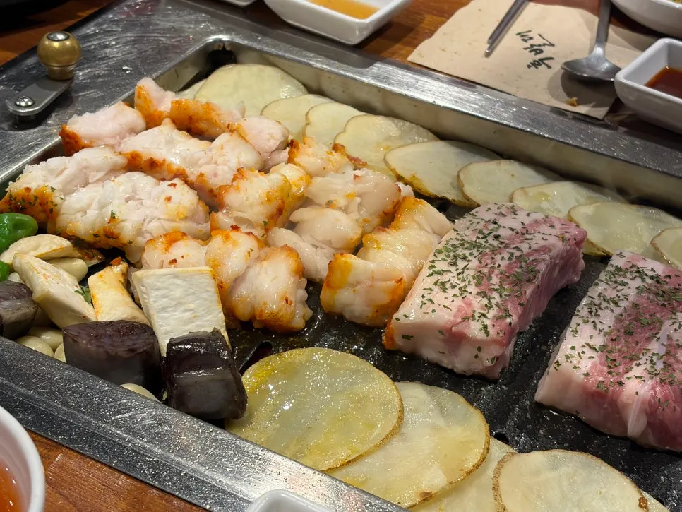 Potato topped with basil, kimchi jjaglee, and meat