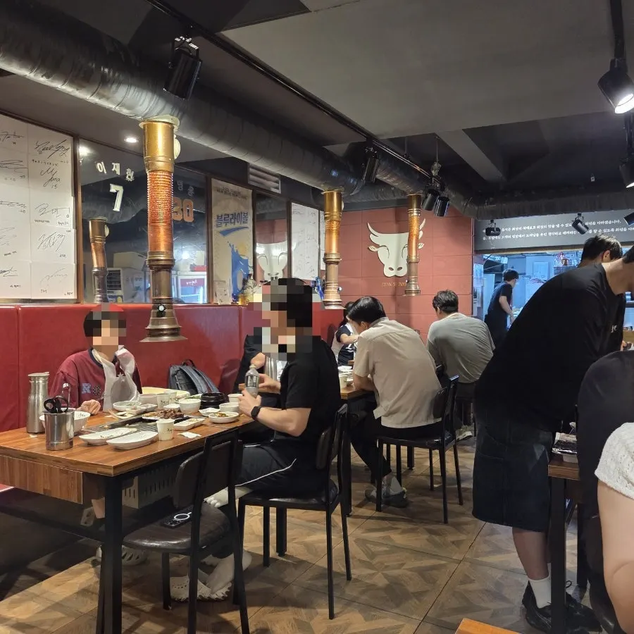 후발대 대구종로점 홀 좌석과 테이블