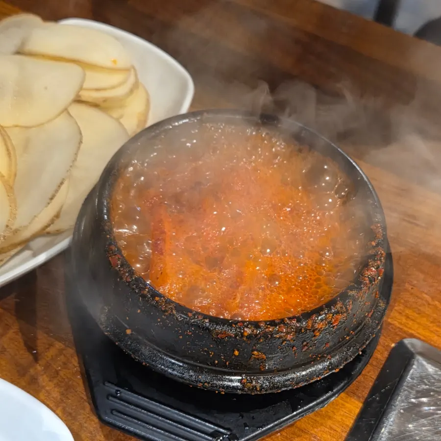 짭짤한 김치짜글이 한 그릇