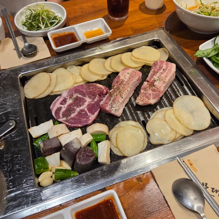 불판에 올라간 고기와 허니버터감자