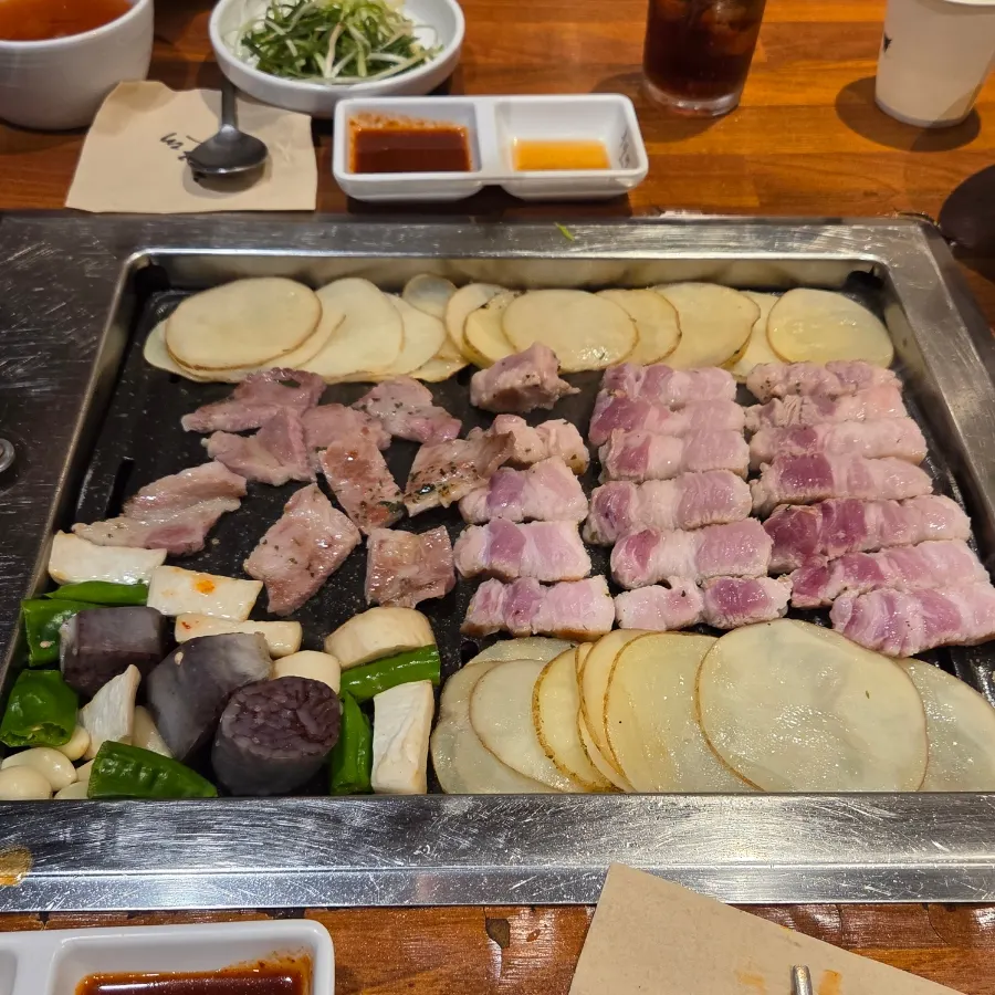 고기와 채소로 꽉 찬 불판