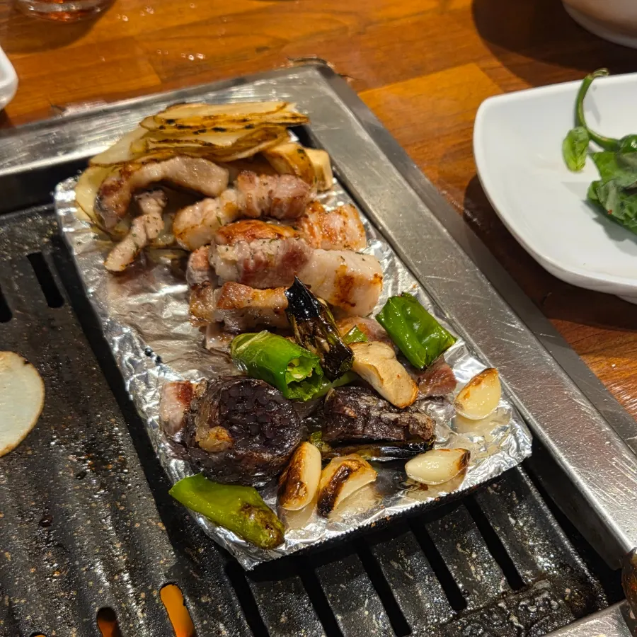 불판 가장자리로 빼둔 다 익은 고기