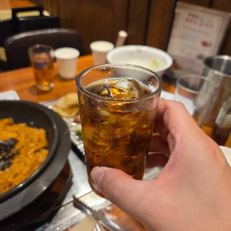 볶음밥과 김치짜글이를 곁들인 상