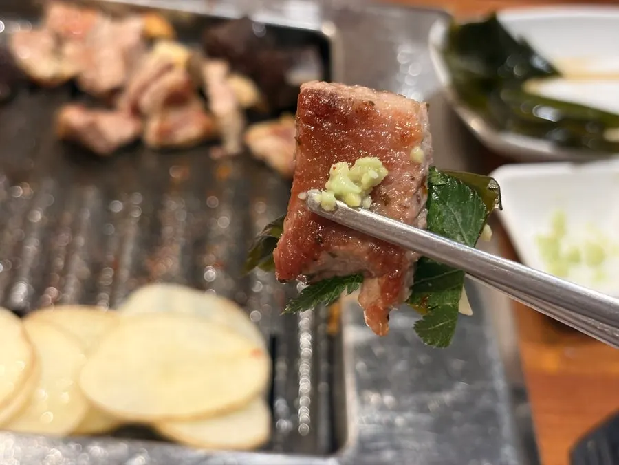 Grilled pork neck served with shredded scallion