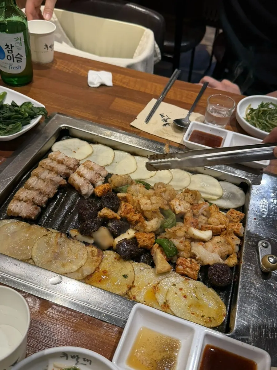 Teuk-yang and daechang grilling on the pan