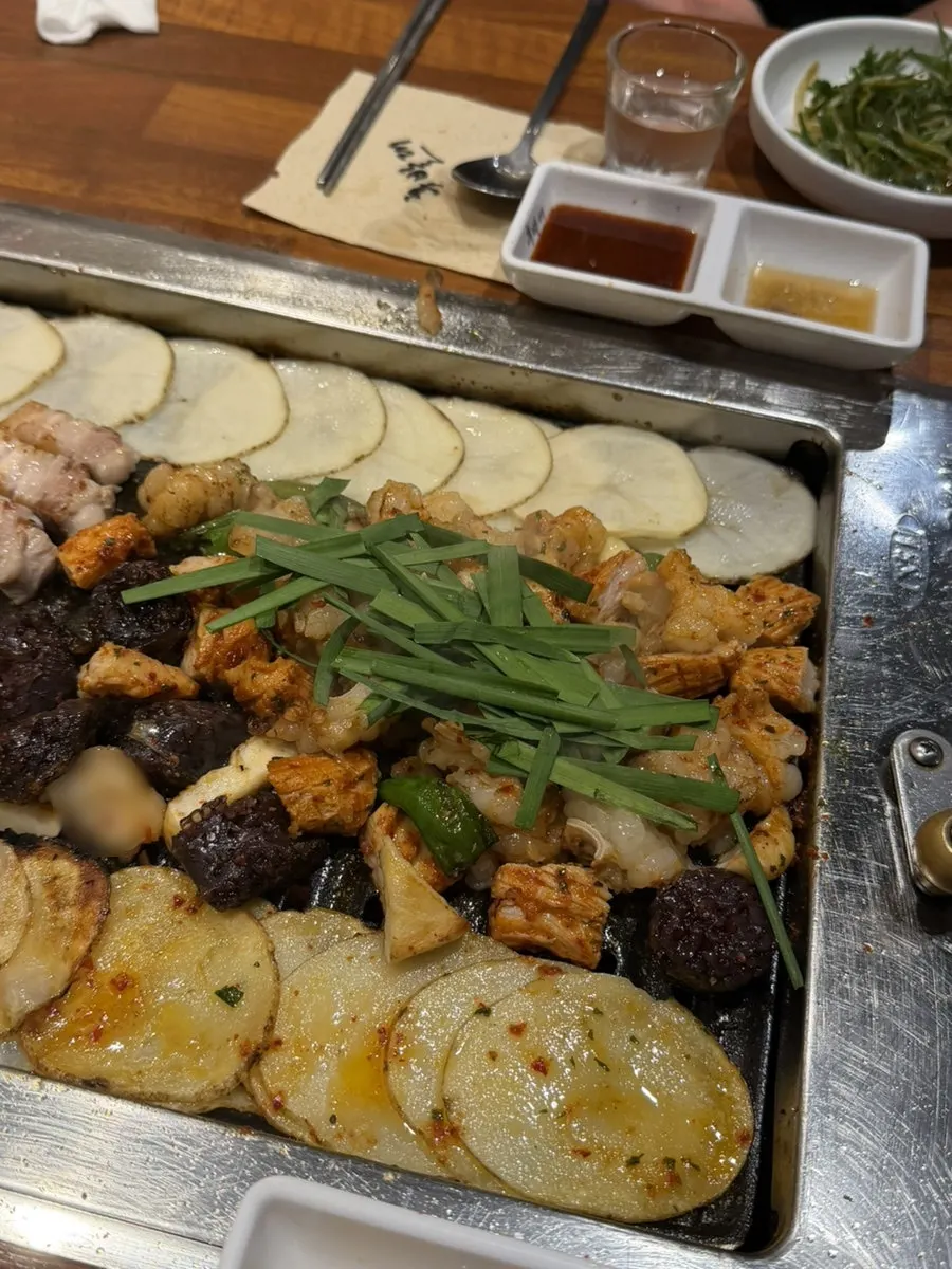 Stir-fry of sundae, mushrooms, teuk-yang, and daechang