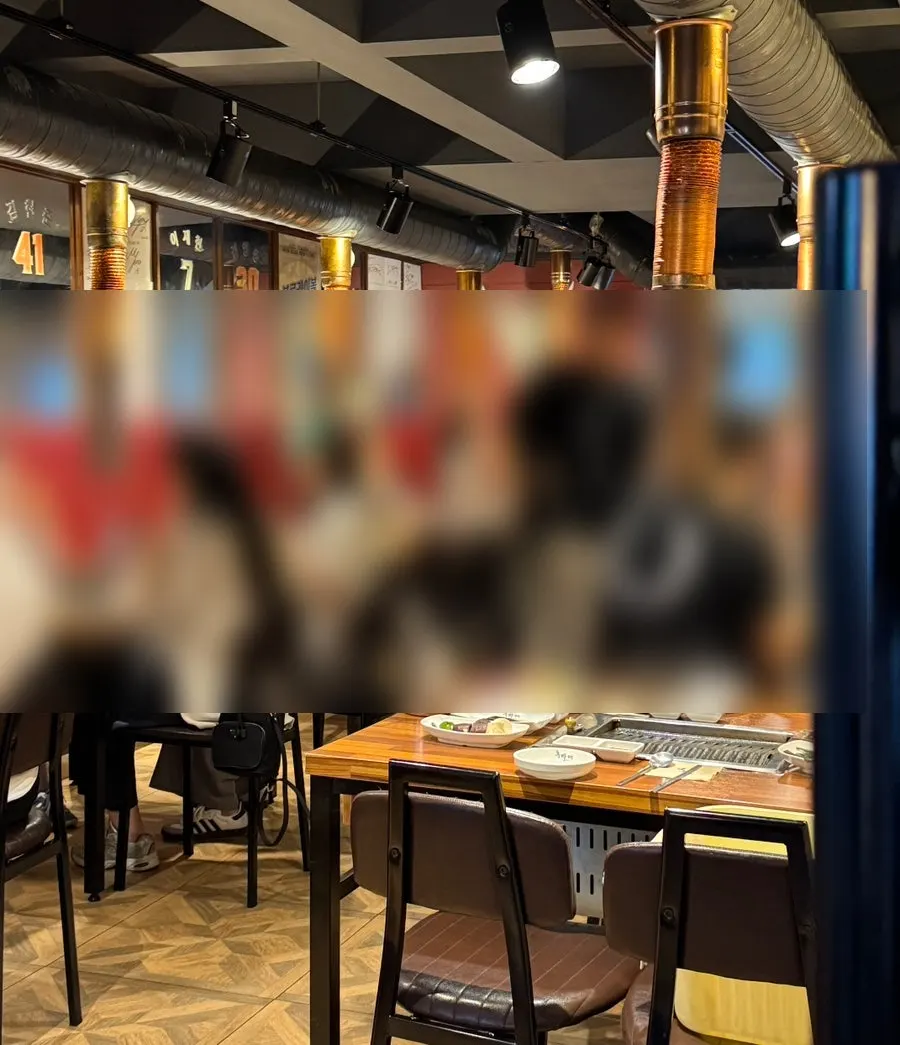 Interior of Hubaldae Jongno Branch with mostly four-person tables