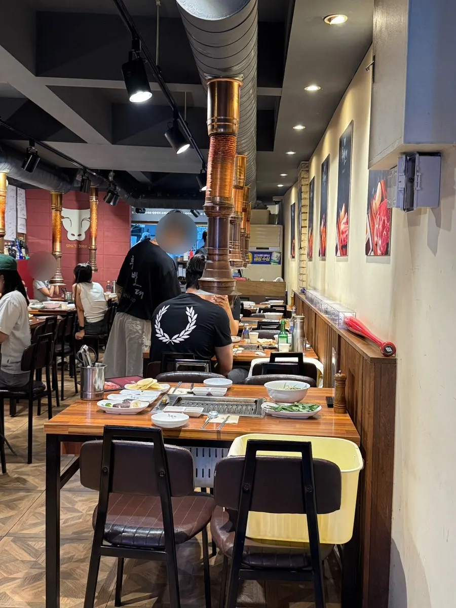Crowded dining hall at Hubaldae Jongno Branch