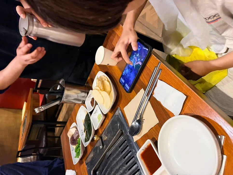 Table service at Hubaldae with staff pouring water