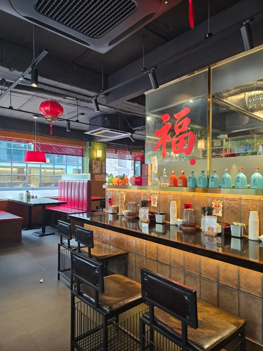 Interior of Huhugwan mixing table seats and bar-style dachi seats