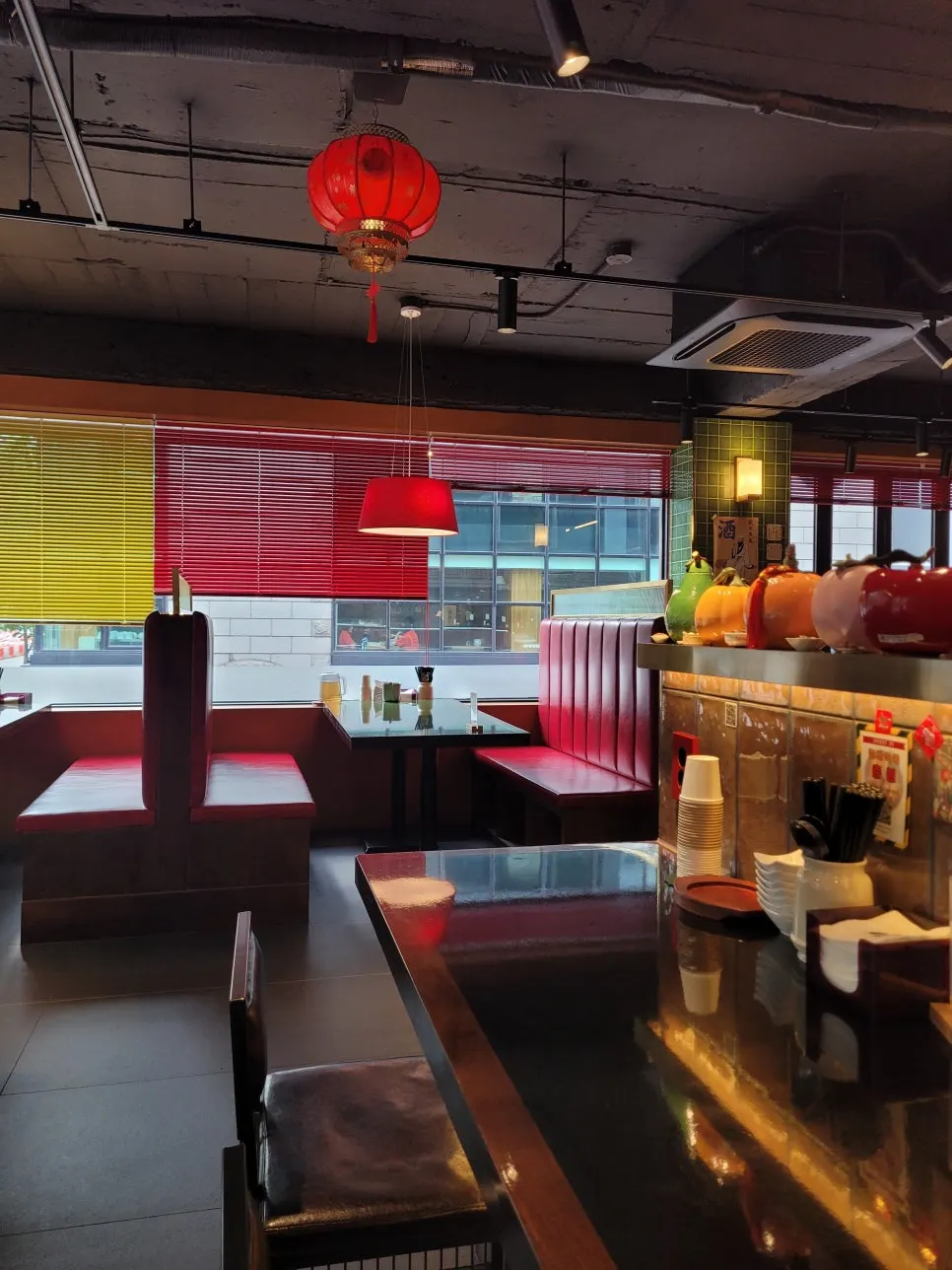 Huhugwan's 2nd floor seating with window seats