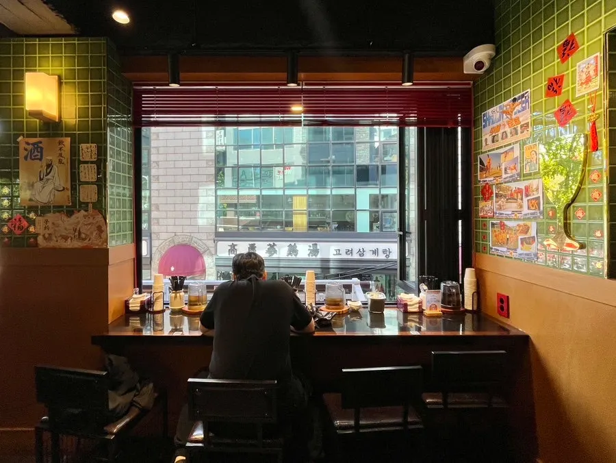 단무지와 물, 식기구가 세팅된 바테이블