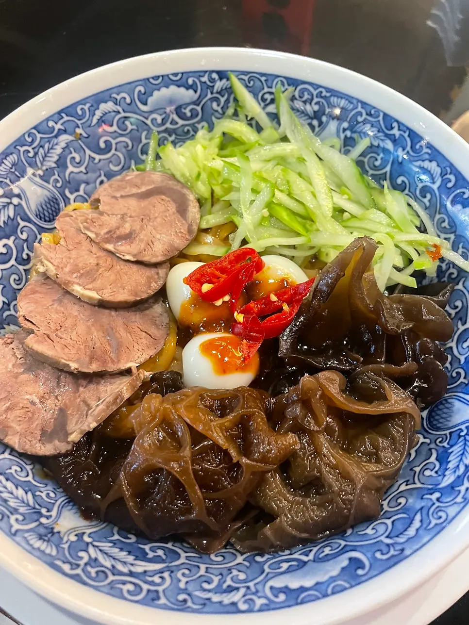 아롱사태와 목이버섯 고명이 올라간 마장면