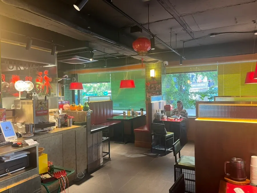 Chinese-style decorated dining hall seats at Huhugwan