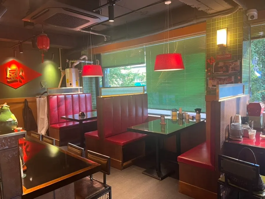 Window table and interior decor at Huhugwan