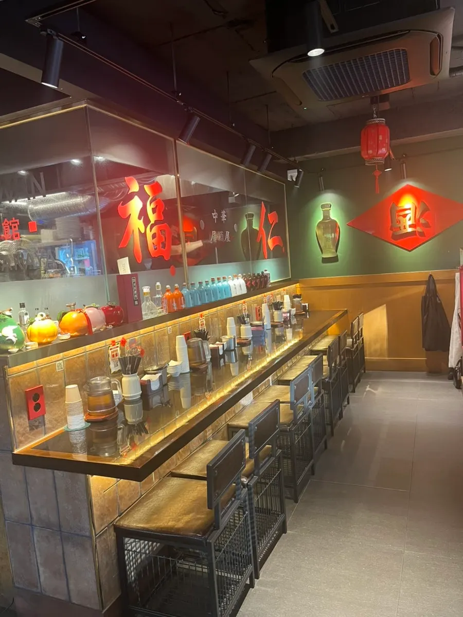 Single-seat bar and interior of Huhugwan