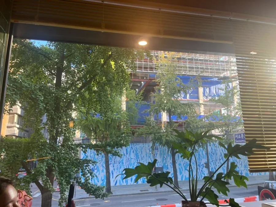 Street view from the window seat at Huhugwan