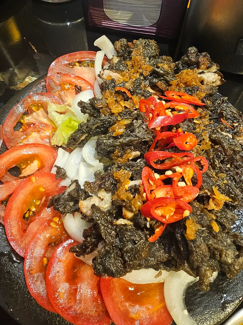 Sepiring yurinchi Huhugwan dengan lapisan tepung goreng hitam