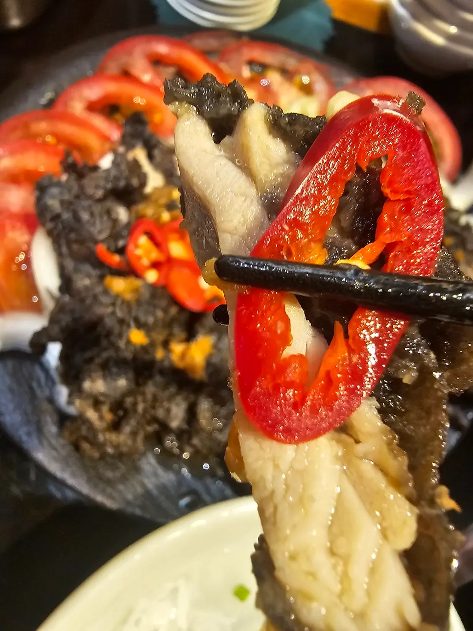 Close-up yurinchi dengan bawang bombay dan cabai