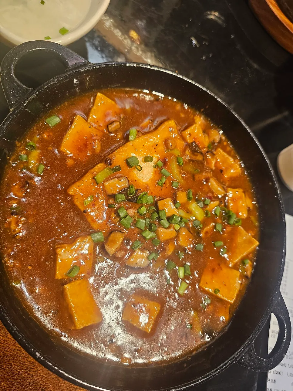 Mapo tofu dengan potongan tahu besar di atasnya