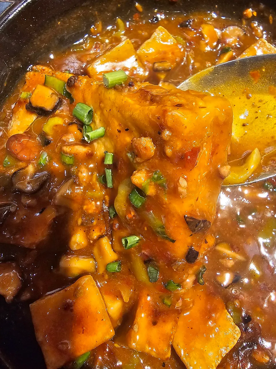 Sesendok mapo tofu rice berlumur saus pekat
