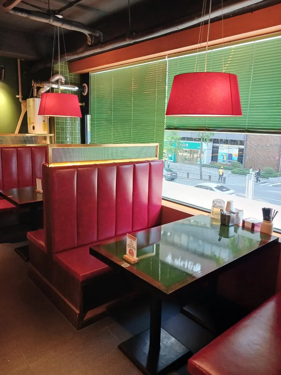 Interior of Huhugwan with a Hong Kong-style atmosphere