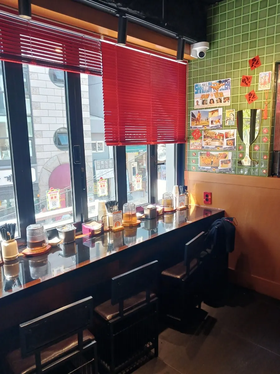 Table at Huhugwan with QR code ordering instructions