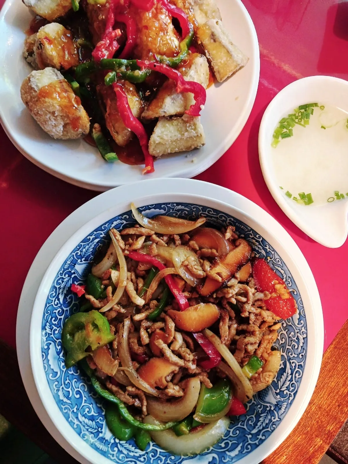 Huhugwan's pepper stir-fry rice generously loaded with meat and vegetables