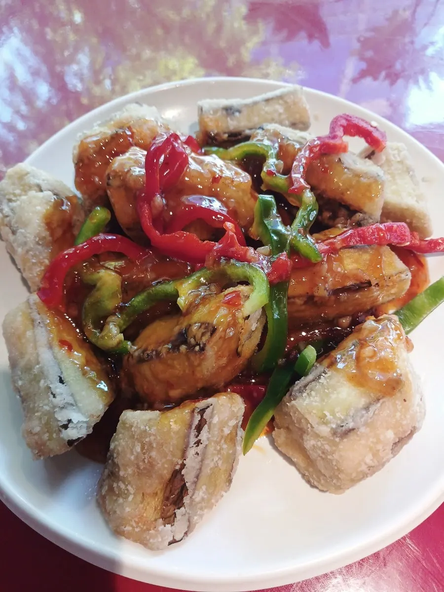 Eating pepper stir-fry rice and fried eggplant at the Huhugwan table