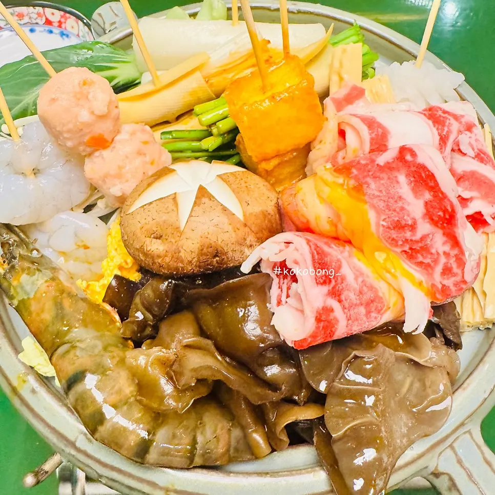 숙주와 배추 위에 토핑이 올라간 마라전골