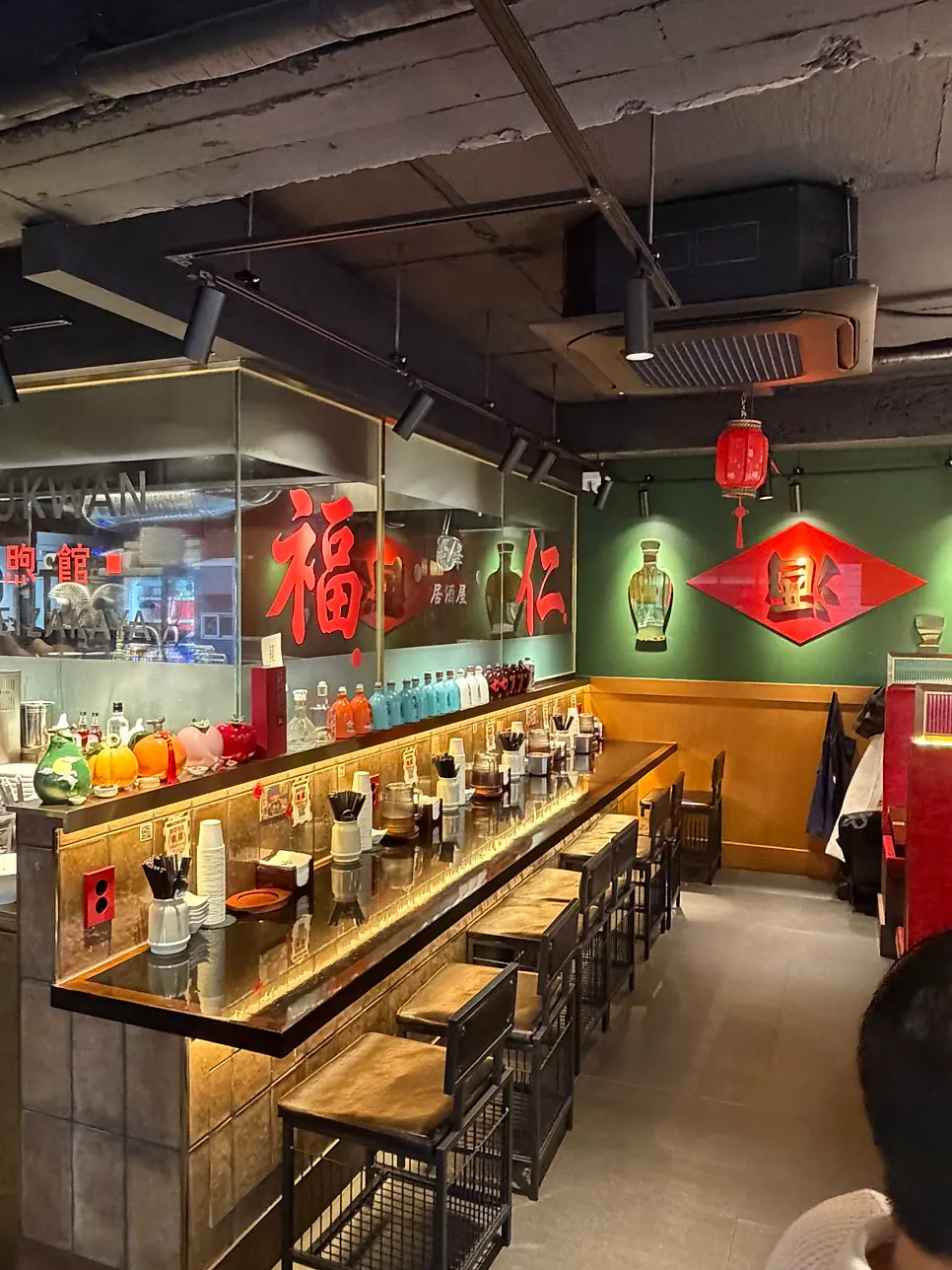 Seating and interior decor at Huhugwan